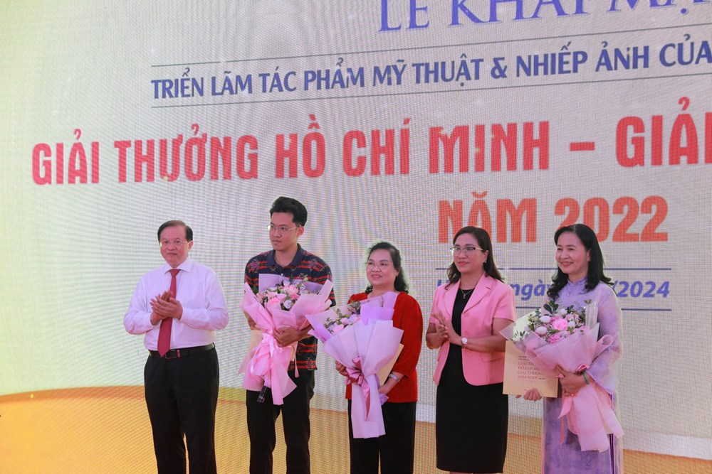Chiêm ngưỡng tác phẩm mỹ thuật, nhiếp ảnh của tác giả được tặng Giải thưởng Hồ Chí Minh, Giải thưởng Nhà nước - ảnh 2
