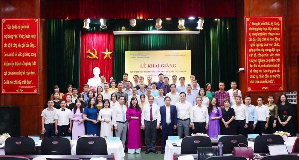 Xây dựng đội ngũ công chức, viên chức đủ phẩm chất, uy tín và năng lực - ảnh 6