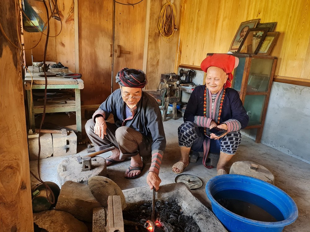 Những nghệ nhân nặng lòng với nghề truyền thống - ảnh 1