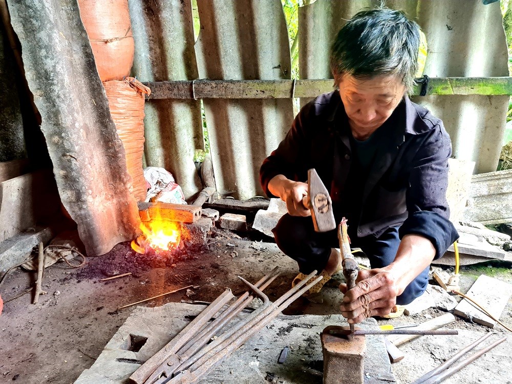 Những nghệ nhân nặng lòng với nghề truyền thống - ảnh 2