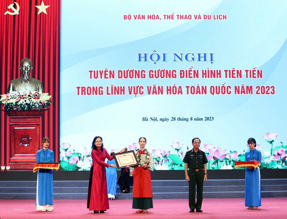NSƯT Thu Hằng với những dấu ấn nghệ thuật từ trái tim - ảnh 1