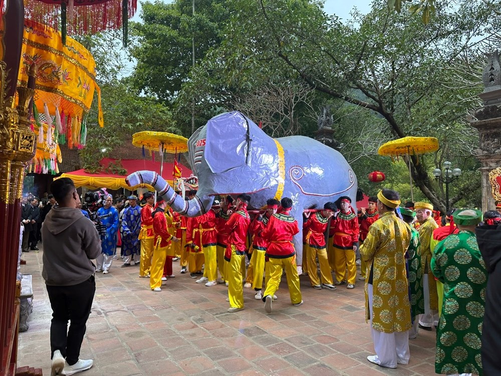 Không còn tình trạng lộn xộn, tranh cướp lộc tại lễ hội Gióng đền Sóc 2025 - ảnh 2