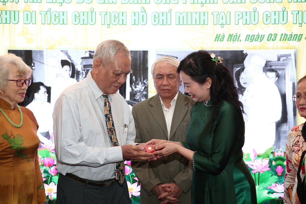 Khu Di tích Phủ Chủ tịch tiếp nhận hiện vật và tư liệu về Bác Hồ của gia đình kiều bào - ảnh 4