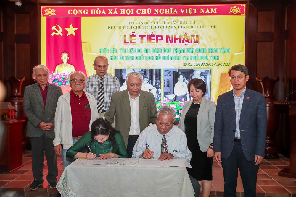 Khu Di tích Phủ Chủ tịch tiếp nhận hiện vật và tư liệu về Bác Hồ của gia đình kiều bào - ảnh 5