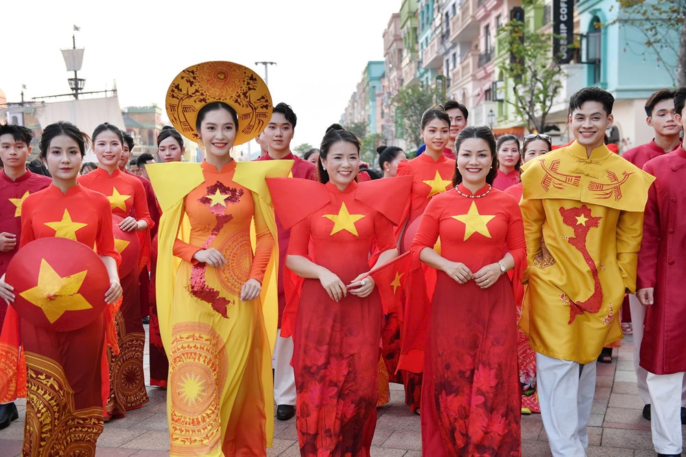 Hoa hậu Nông Thúy Hằng trình diễn BST “Hình chữ S” - ảnh 1