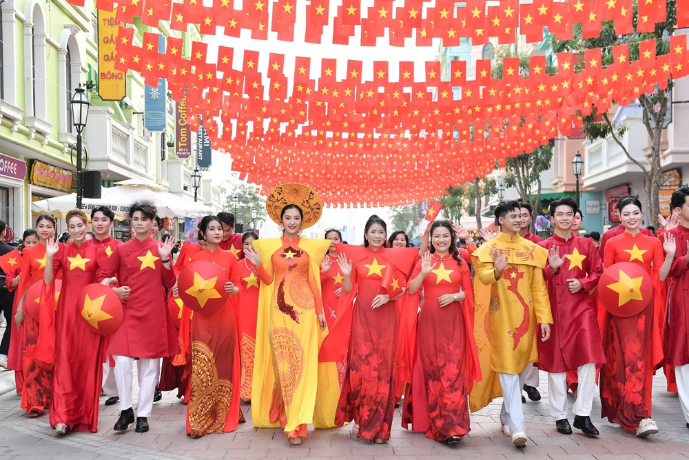Hoa hậu Nông Thúy Hằng trình diễn BST “Hình chữ S” - ảnh 2