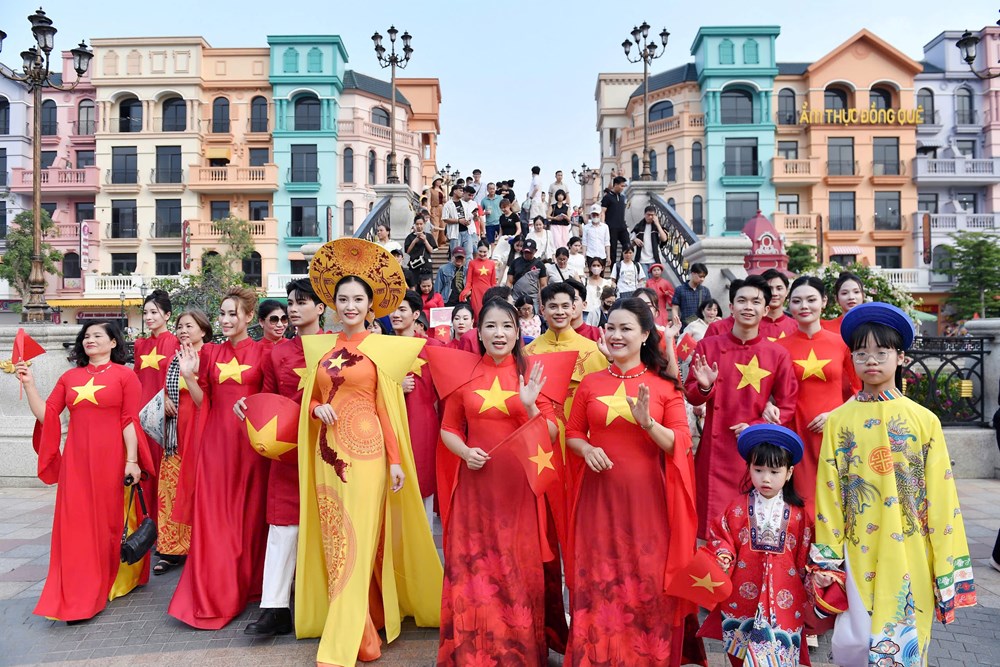 Hoa hậu Nông Thúy Hằng trình diễn BST “Hình chữ S” - ảnh 3