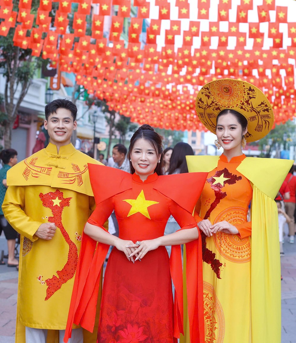 Hoa hậu Nông Thúy Hằng trình diễn BST “Hình chữ S” - ảnh 6