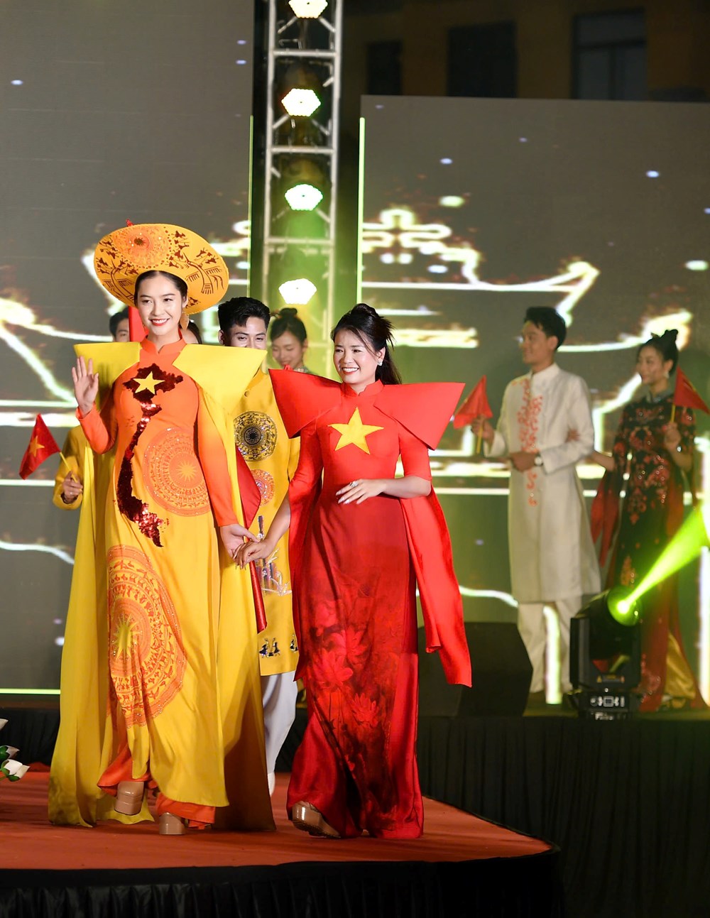 Hoa hậu Nông Thúy Hằng trình diễn BST “Hình chữ S” - ảnh 5