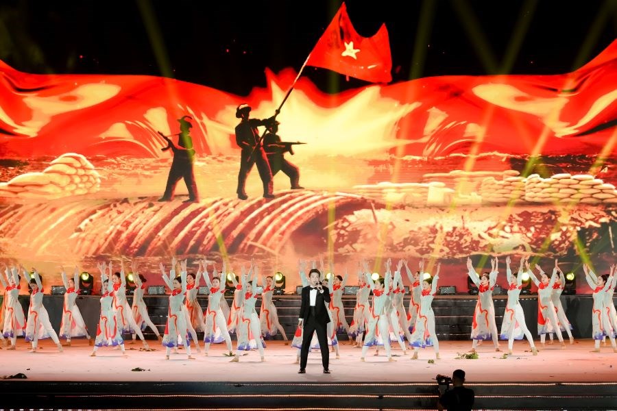 Khơi niềm tự hào dân tộc, vươn tới tương lai rực rỡ - ảnh 2