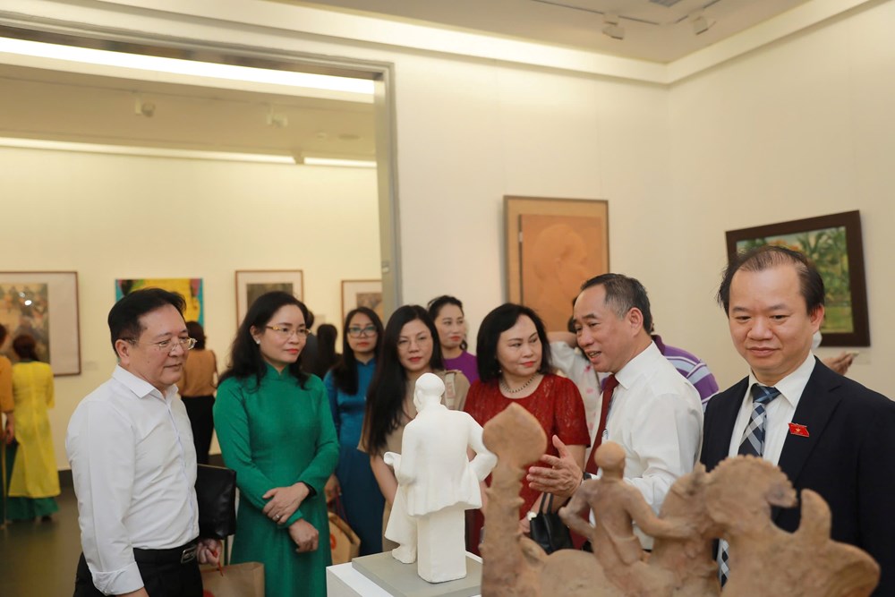 Trưng bày 60 tác phẩm nghệ thuật tạo hình đặc sắc về Chủ tịch Hồ Chí Minh - ảnh 4