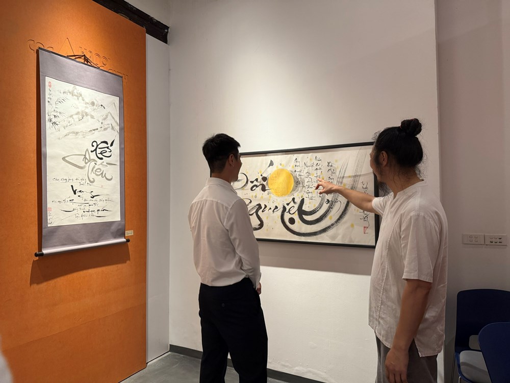 Đặc sắc triển lãm “Thơ Chủ tịch Hồ Chí Minh qua nét chữ sắc màu” - ảnh 9