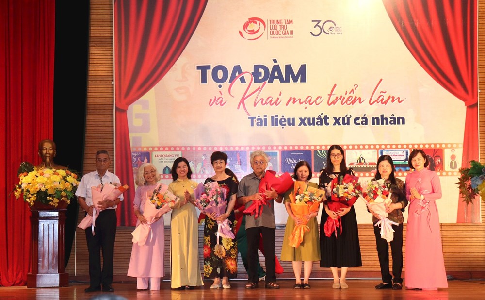 Tài liệu lưu trữ quý hiếm về những gương mặt tiêu biểu - ảnh 2