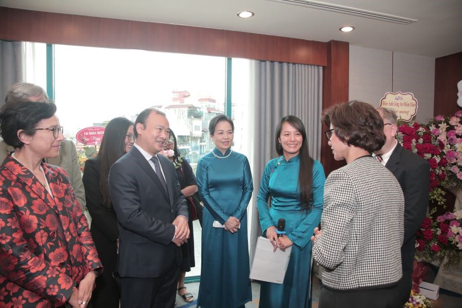 TS Ngô Phương Lan được trao tặng Huân chương Văn học Nghệ thuật bậc Sĩ quan của Pháp - ảnh 4