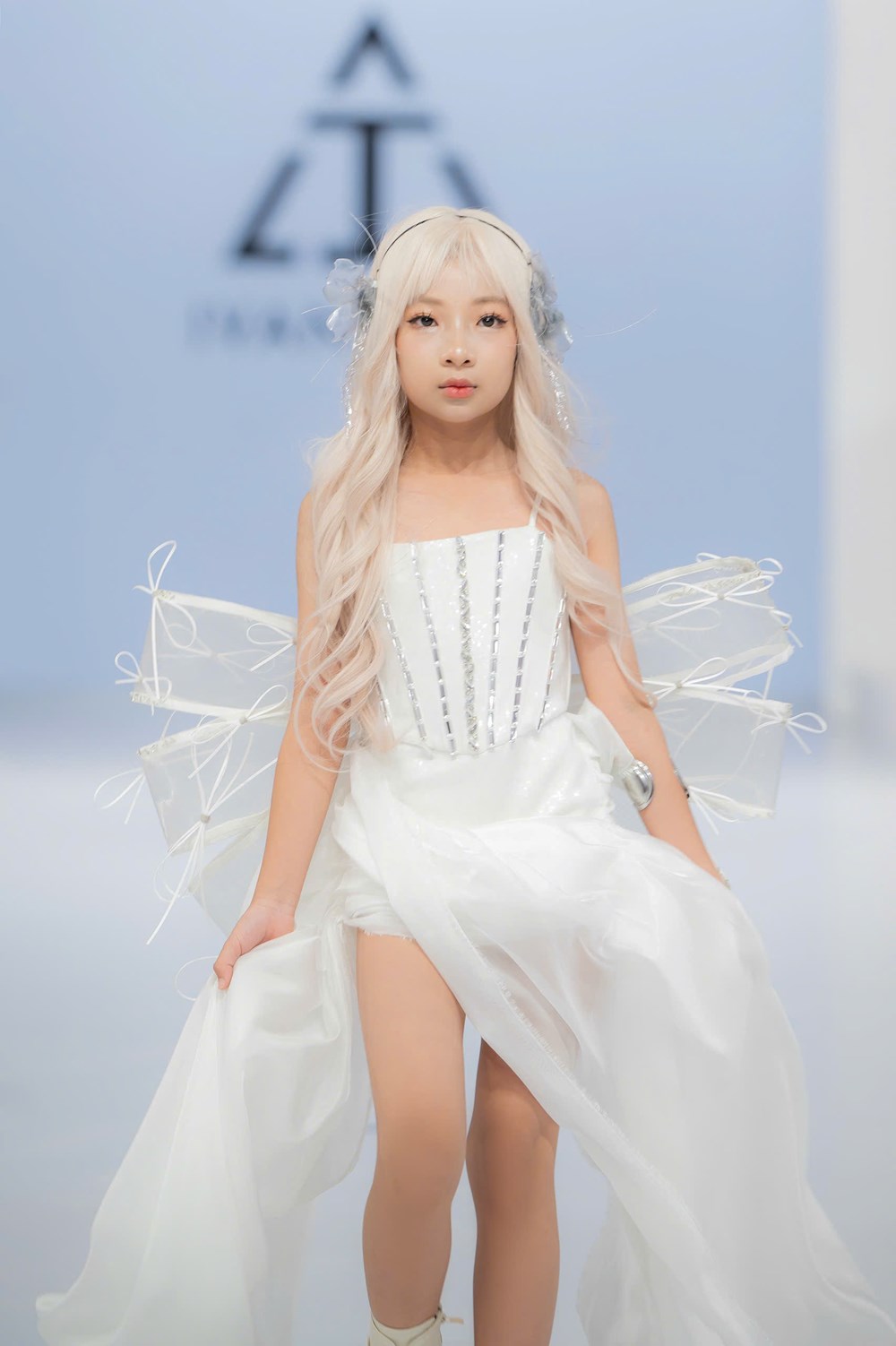 “Nàng tiên băng” và giấc mơ catwalk dưới ánh đèn White Palace - ảnh 2