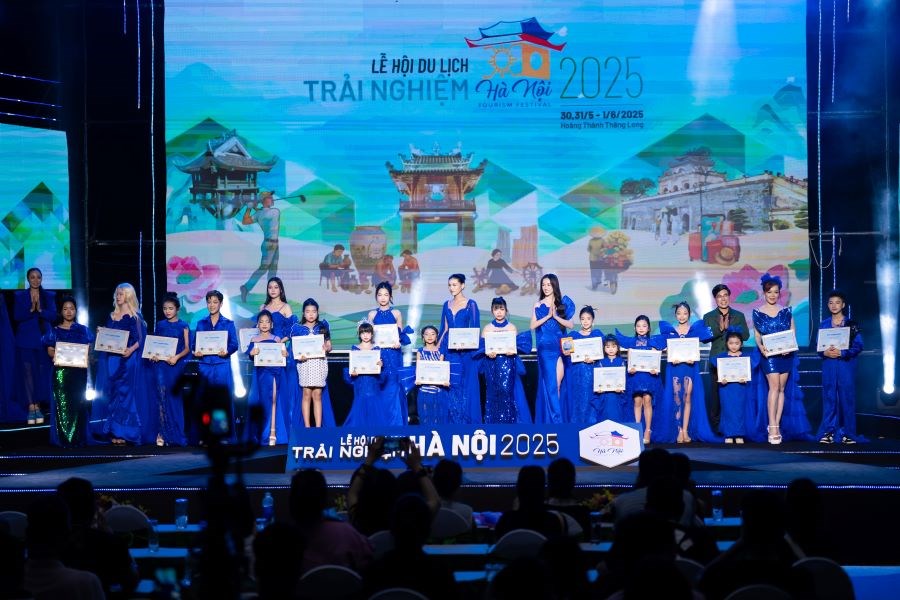 NTK Châu Loan gây ấn tượng với BST “Đại dương xanh” và “Nhật Bình” - ảnh 4