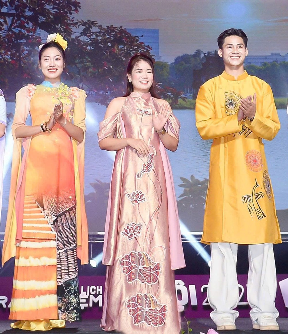 Ngắm áo dài di sản “12 mùa hoa Hà Nội” của NTK Hoàng Ly - ảnh 1