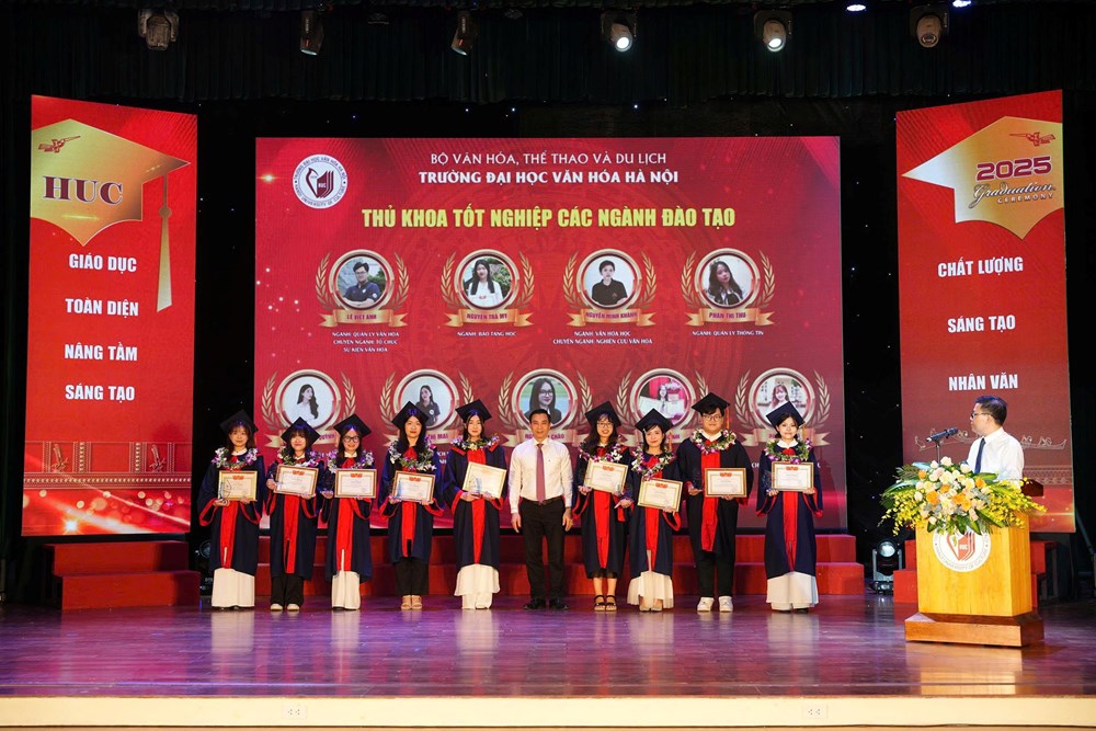 Lễ bế giảng và trao bằng tốt nghiệp năm học 2024-2025 - ảnh 4