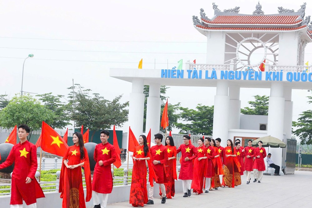 Hoa hậu Nông Thúy Hằng trình diễn BST “Hình chữ S”  - ảnh 2