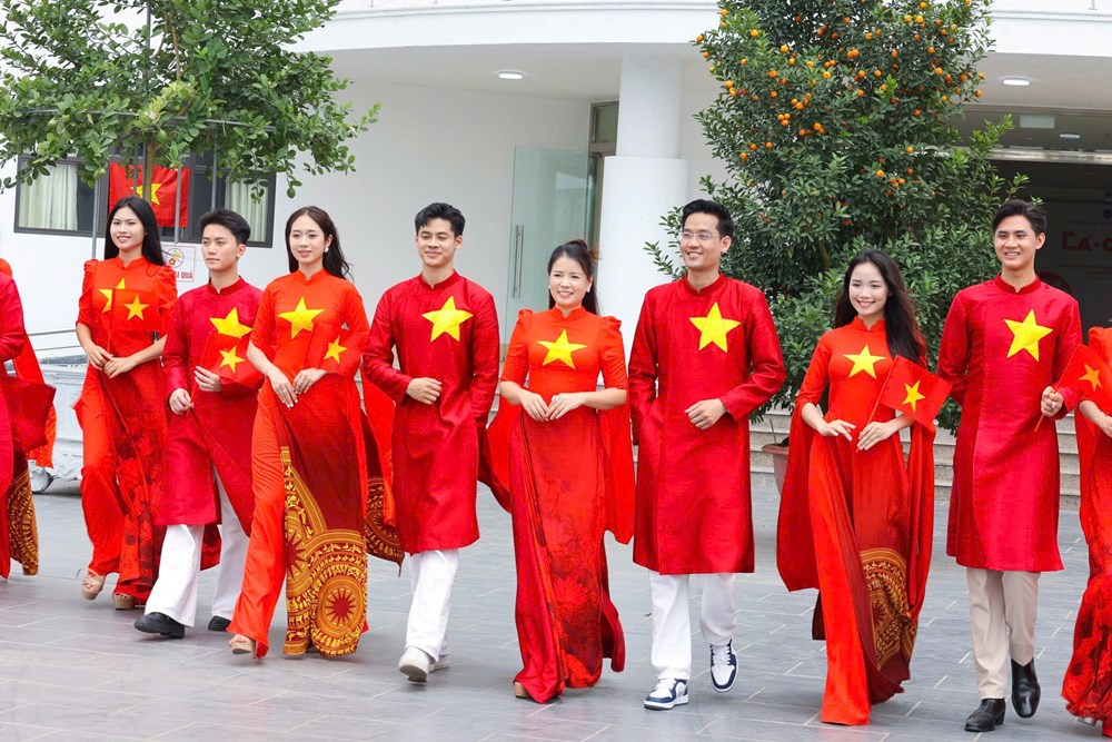 Hoa hậu Nông Thúy Hằng trình diễn BST “Hình chữ S”  - ảnh 1