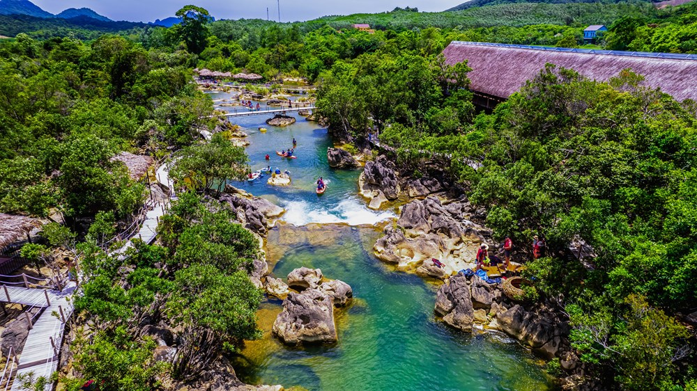 Du khách “đổi gió”, khám phá những điểm đến mới - ảnh 2