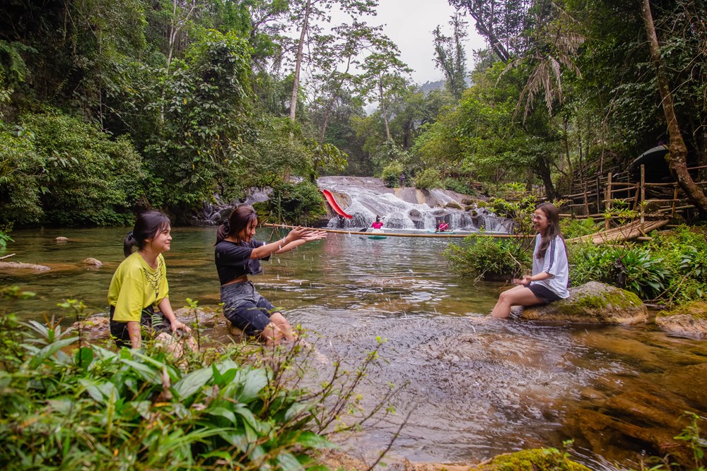 Du khách “đổi gió”, khám phá những điểm đến mới - ảnh 7