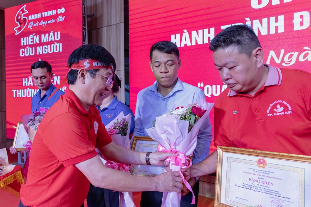 Nghĩa tình trong từng giọt máu - ảnh 1