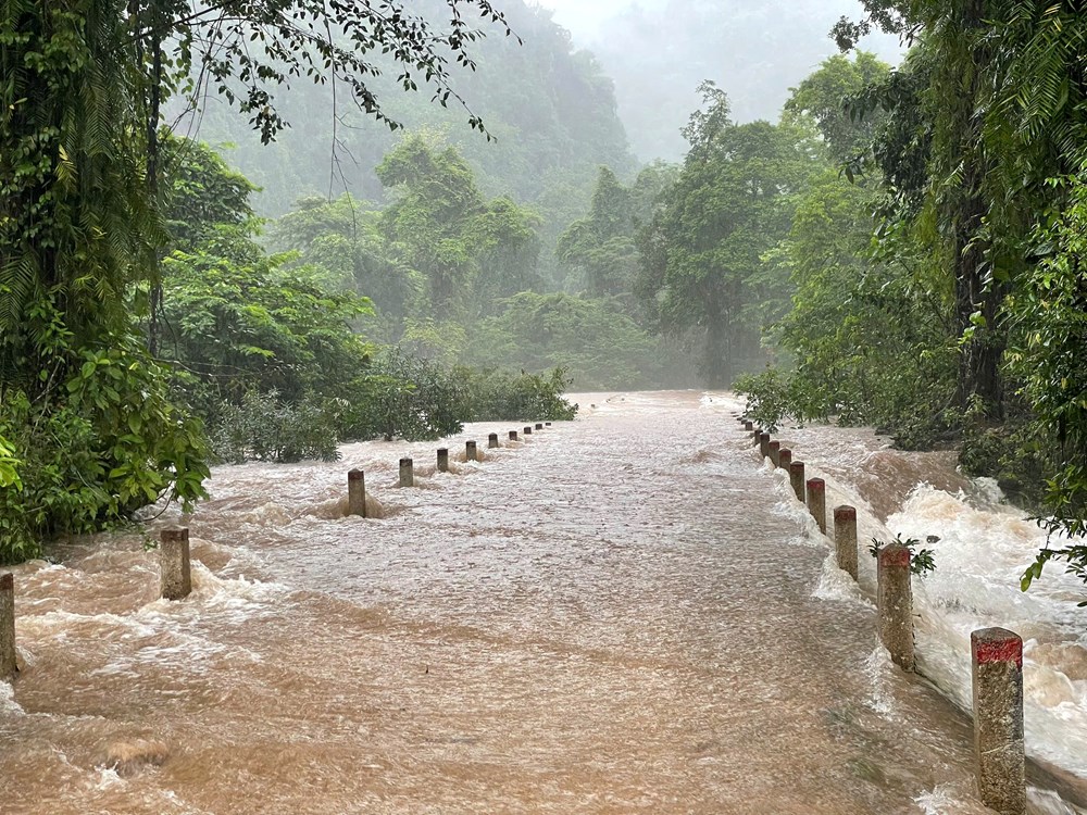 Sạt lở, vỡ đập, nhiều người mất tích do ảnh hưởng của bão số 1 - ảnh 4