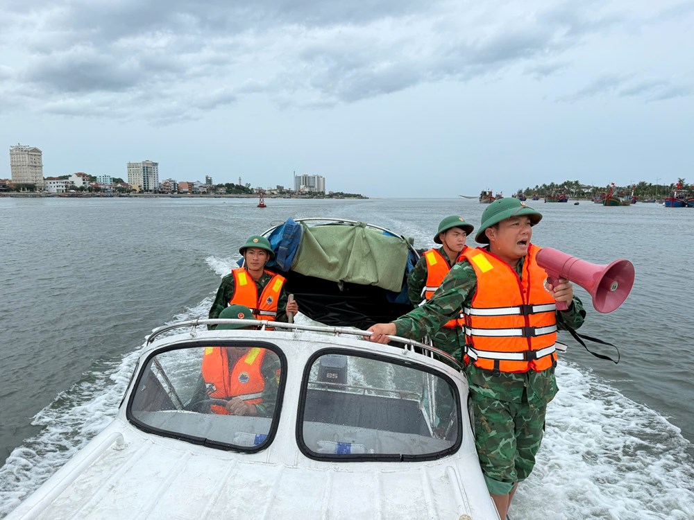 Còn 161 phương tiện với 697 lao động đang hoạt động trên biển - ảnh 2