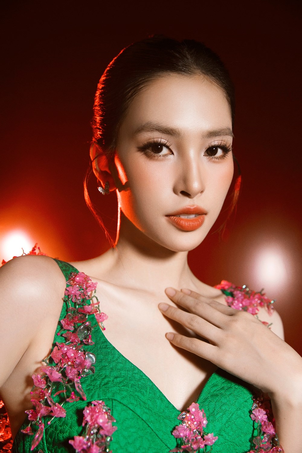 Hoa hậu Tiểu Vy làm vedette, gặp “sự cố” nhưng vẫn hoá nàng thơ bên sông Hàn - ảnh 4
