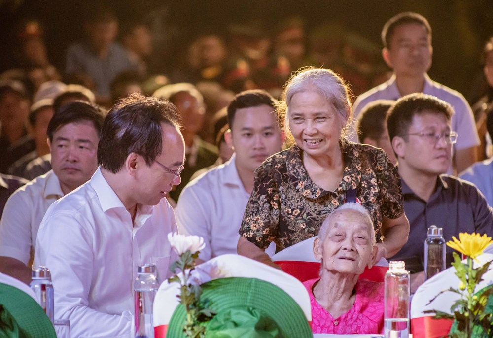 Lễ thắp nến tri ân các Anh hùng liệt sĩ - ảnh 5