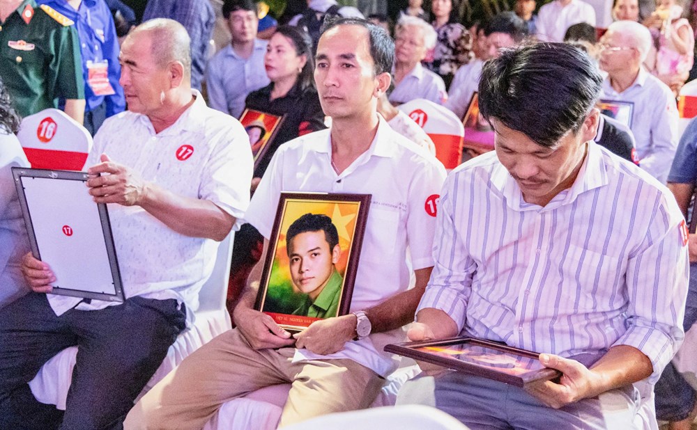 Lễ thắp nến tri ân các Anh hùng liệt sĩ - ảnh 6