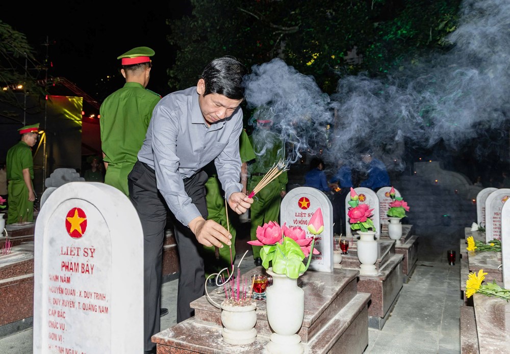 Lễ thắp nến tri ân các Anh hùng liệt sĩ - ảnh 7