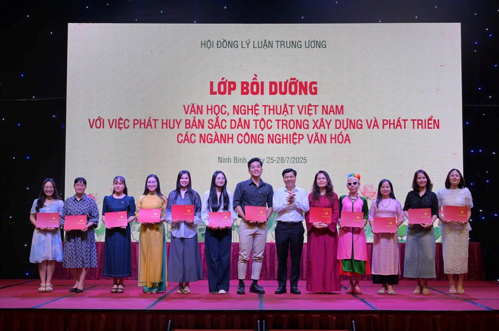Bế mạc Lớp bồi dưỡng VHNT với việc phát huy bản sắc dân tộc - ảnh 3