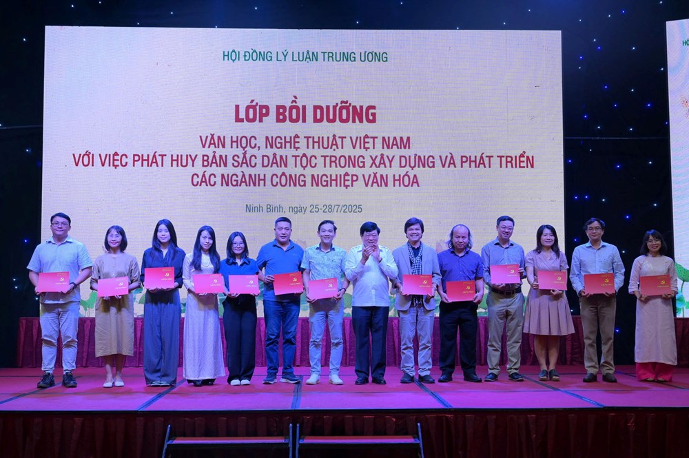 Bế mạc Lớp bồi dưỡng VHNT với việc phát huy bản sắc dân tộc - ảnh 2