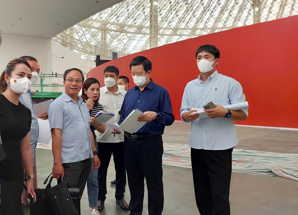 Phó Thủ tướng kiểm tra tiến độ thi công tại Triển lãm Thành tựu đất nước  - ảnh 4