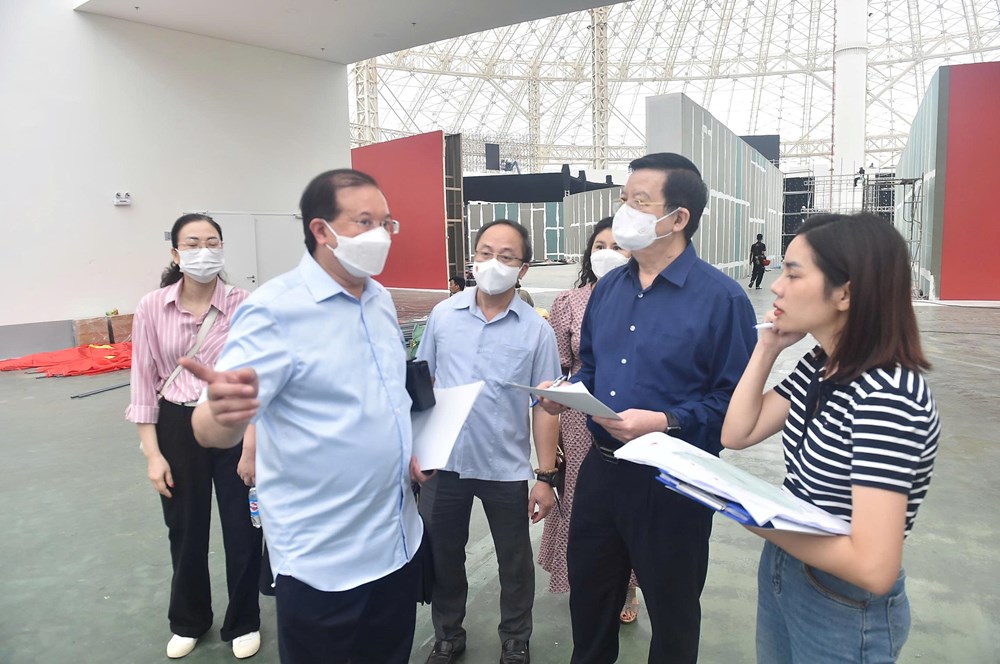 Phó Thủ tướng kiểm tra tiến độ thi công tại Triển lãm Thành tựu đất nước  - ảnh 2