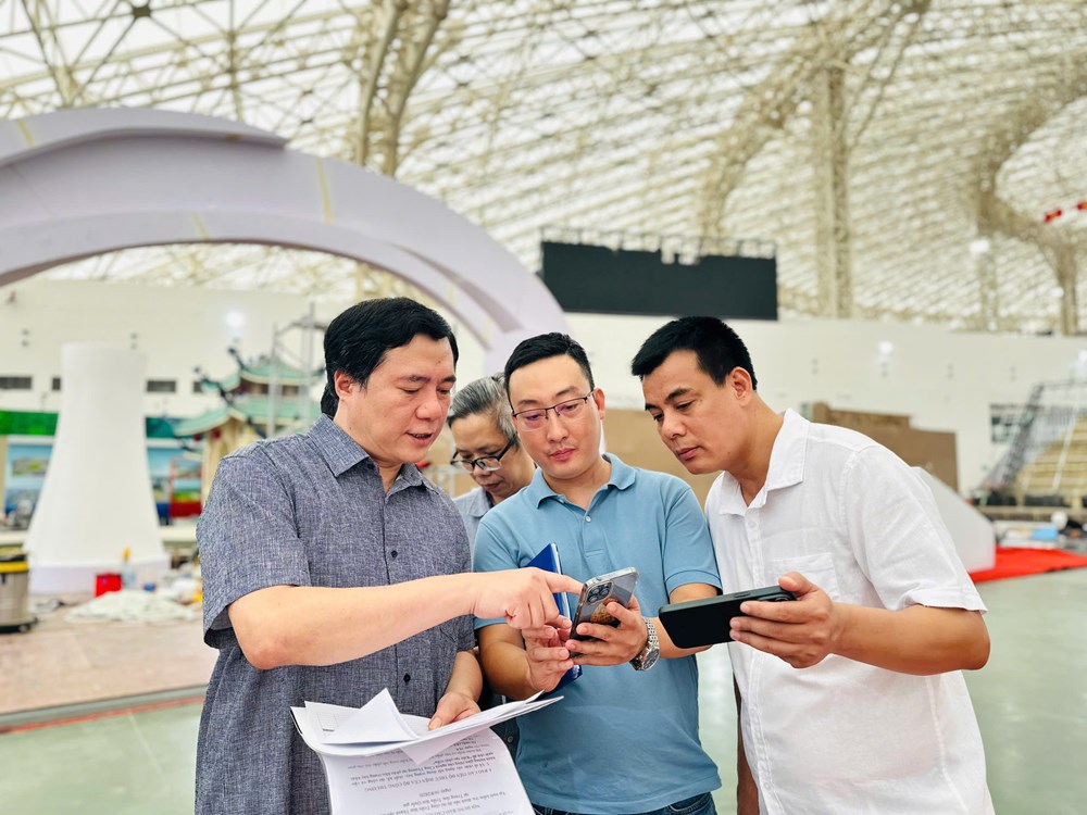Phó Thủ tướng kiểm tra tiến độ thi công tại Triển lãm Thành tựu đất nước  - ảnh 8