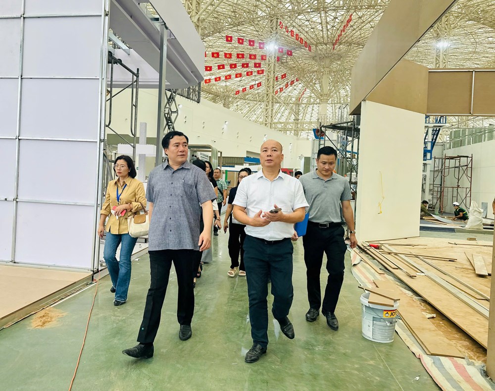Phó Thủ tướng kiểm tra tiến độ thi công tại Triển lãm Thành tựu đất nước  - ảnh 7