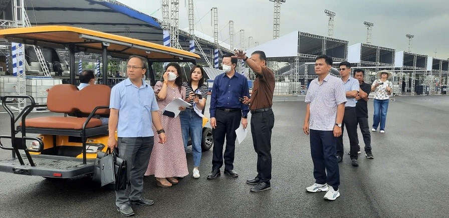 Phó Thủ tướng kiểm tra tiến độ thi công tại Triển lãm Thành tựu đất nước  - ảnh 6