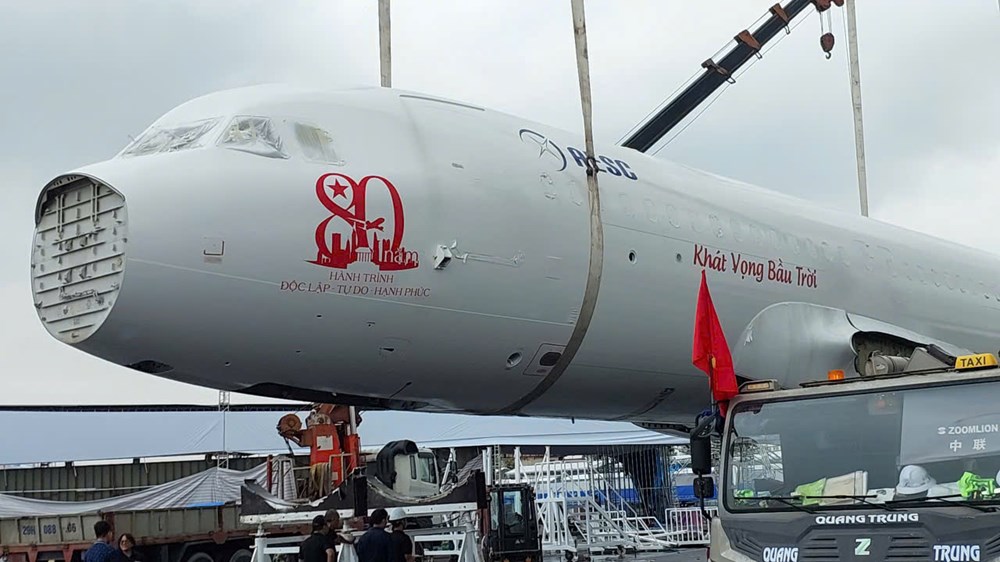 Phó Thủ tướng kiểm tra tiến độ thi công tại Triển lãm Thành tựu đất nước  - ảnh 12