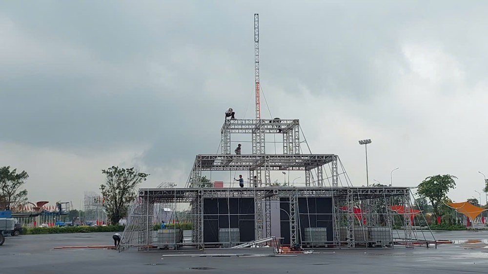 Phó Thủ tướng kiểm tra tiến độ thi công tại Triển lãm Thành tựu đất nước  - ảnh 14