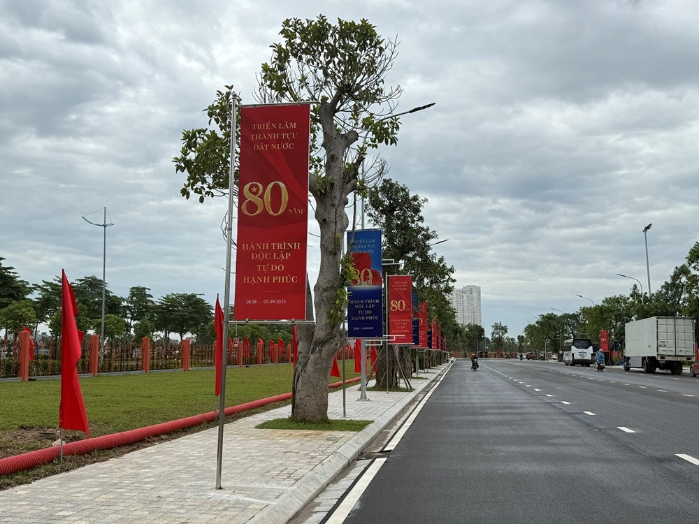Nhiều tuyến đường dẫn vào Triển lãm Thành tựu đất nước rực rỡ cờ hoa, pano  - ảnh 10