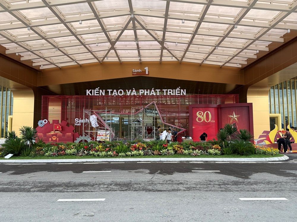 Nhiều tuyến đường dẫn vào Triển lãm Thành tựu đất nước rực rỡ cờ hoa, pano  - ảnh 17