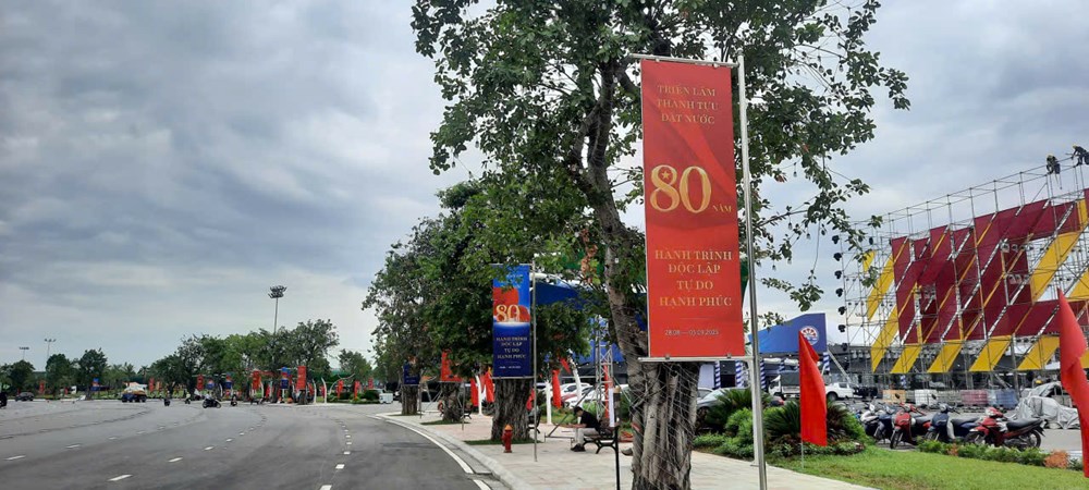 Nhiều tuyến đường dẫn vào Triển lãm Thành tựu đất nước rực rỡ cờ hoa, pano  - ảnh 11