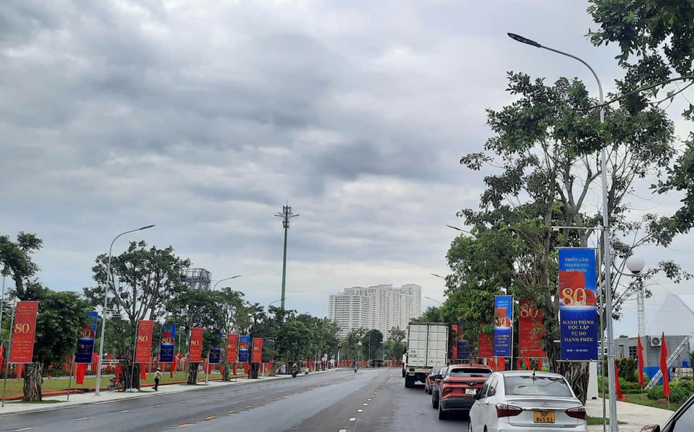 Nhiều tuyến đường dẫn vào Triển lãm Thành tựu đất nước rực rỡ cờ hoa, pano  - ảnh 12