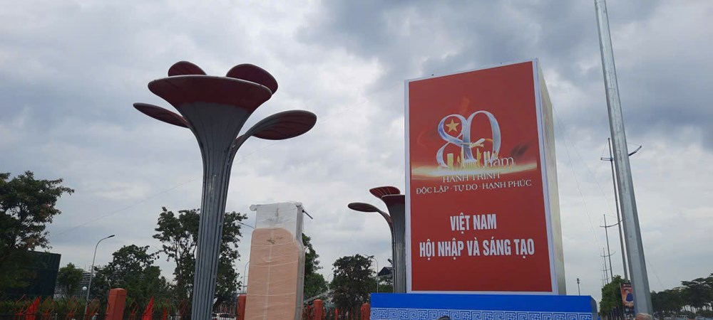 Nhiều tuyến đường dẫn vào Triển lãm Thành tựu đất nước rực rỡ cờ hoa, pano  - ảnh 9