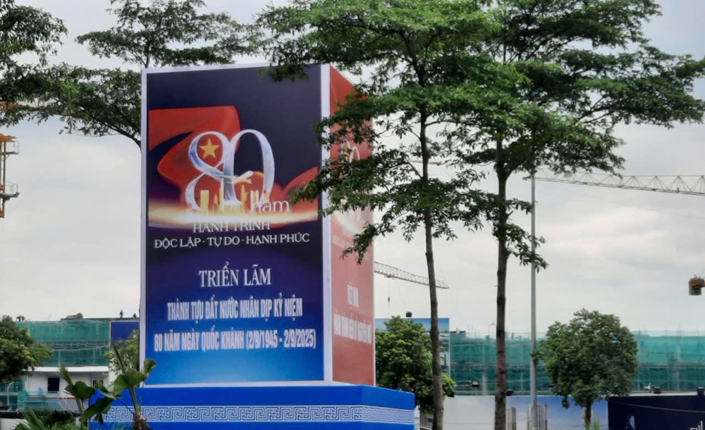 Nhiều tuyến đường dẫn vào Triển lãm Thành tựu đất nước rực rỡ cờ hoa, pano  - ảnh 6