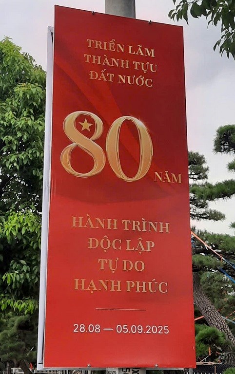 Nhiều tuyến đường dẫn vào Triển lãm Thành tựu đất nước rực rỡ cờ hoa, pano  - ảnh 4