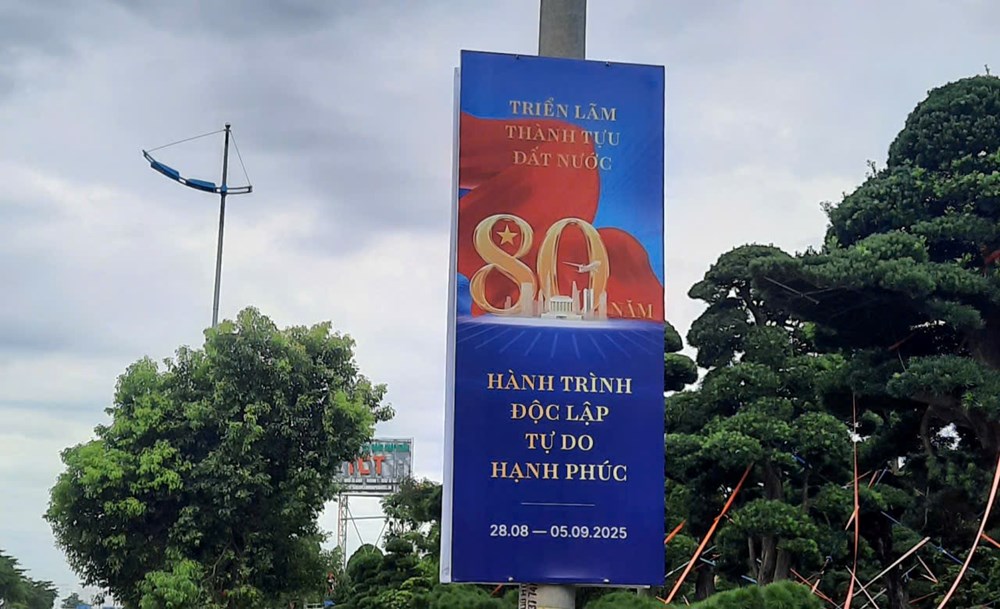Nhiều tuyến đường dẫn vào Triển lãm Thành tựu đất nước rực rỡ cờ hoa, pano  - ảnh 1